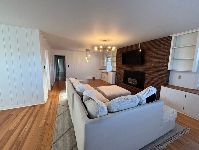 Building Photo - 3 BED | 1.5 BATH | SPACIOUS HOME | CENTRAL