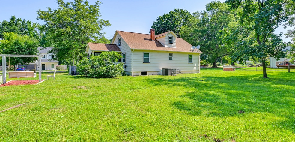 Building Photo - Room in House on Austin Dr
