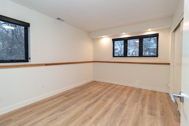 Lower 3rd bedroom or office - 5590 Harding Ln