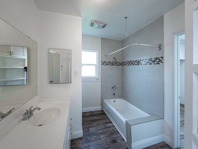 Building Photo - Elegant 3BD/2BA Oasis in the Heart of Glen...