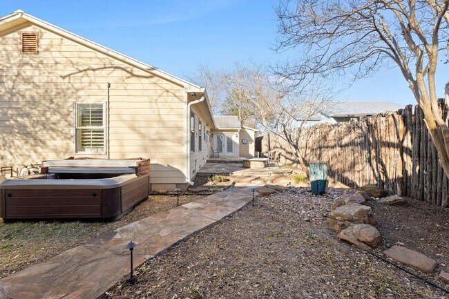 Building Photo - 305 S Elk St