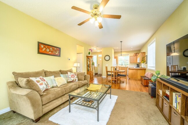 Building Photo - Large 3 Bed, 2.5 Bath Home in McMinnville-...