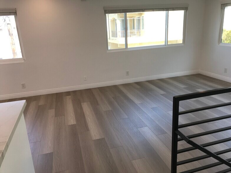 Building Photo - 400 18th Pl