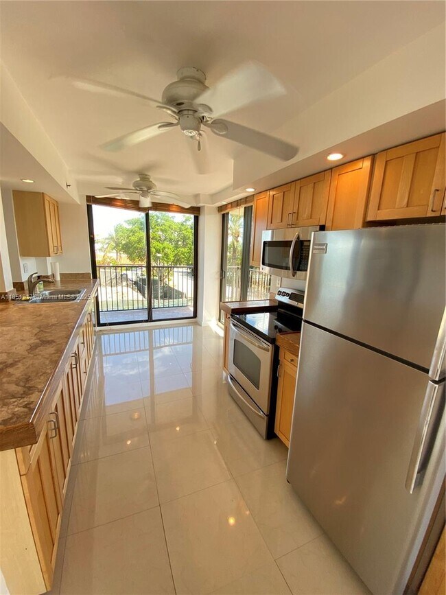 Building Photo - 801 N Venetian Dr