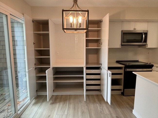 Building Photo - Charming Condo in a Can't-Miss Location – Private Deck, Garage, and Nature-Filled Community