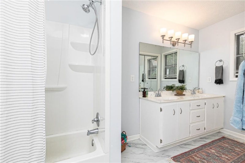 Building Photo - 4065 Maxanne Dr NW