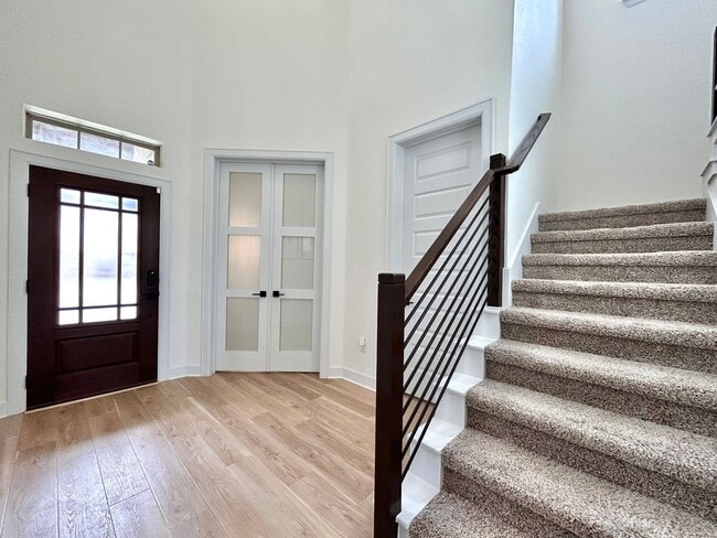 Building Photo - Spacious & Beautiful 3/BR 2/BA Two-Level Home with Garage & Fenced Yard