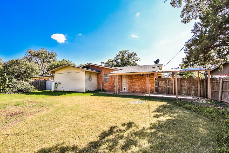 Building Photo - 711 6th Plz