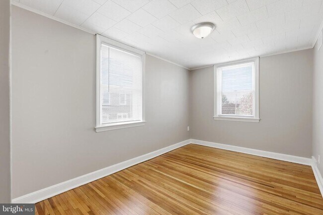 Building Photo - 271 W Wyncliffe Ave