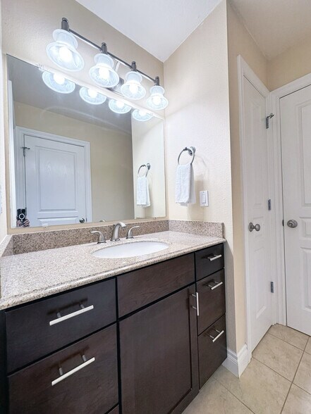 Building Photo - 319 W 12th Ave