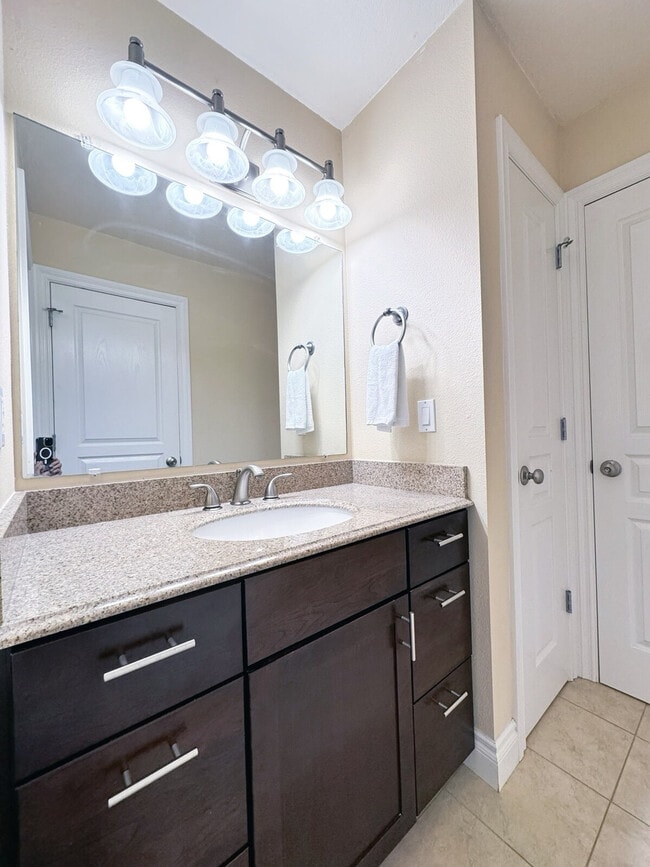 Building Photo - 319 W 12th Ave