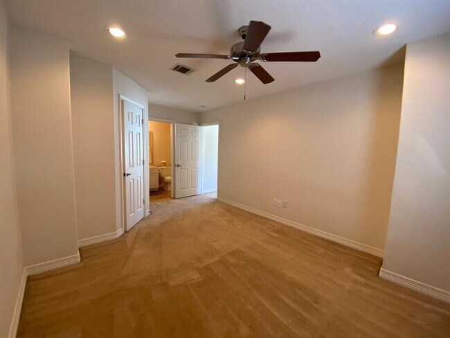 Building Photo - Beautifully maintained 3-bedroom, 3.5-bath townhome