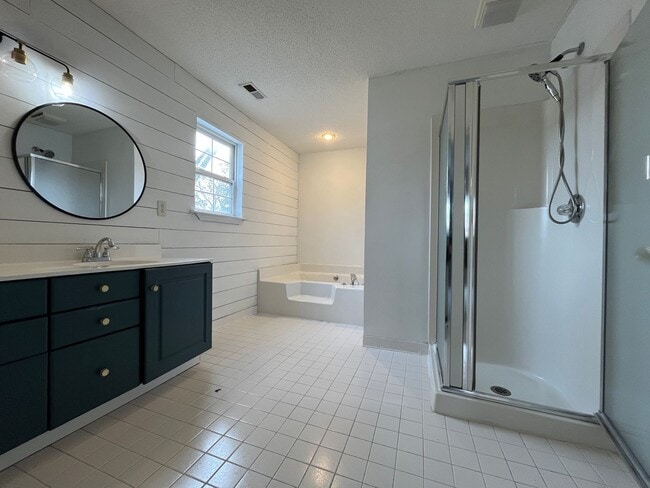 Building Photo - Spacious 3/3 Available For Move In Now