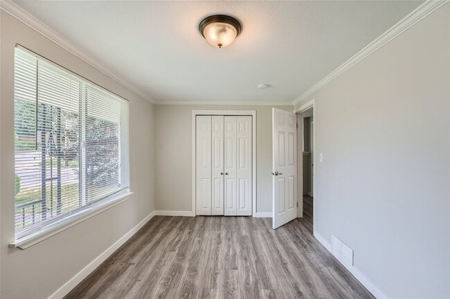 Building Photo - Charming and newly remodeled 4 bed x 2 bat...