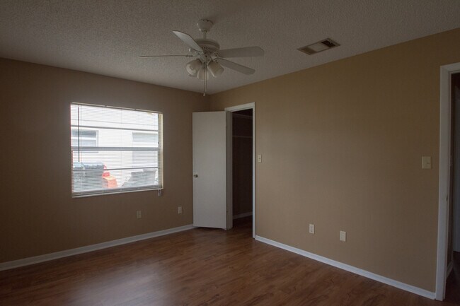 Building Photo - Just Listed 2/1 half duplex home!