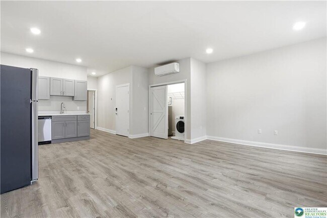 Building Photo - 109 S Centre St