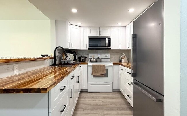 Building Photo - 9125 SW 77th Ave