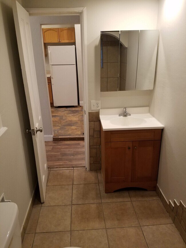 Building Photo - 831 S Edison St