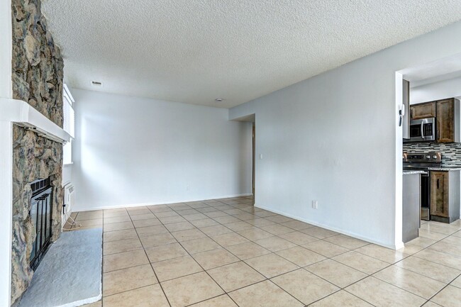 Building Photo - 2 bed 1 bath Condo in Victoria Crossing II