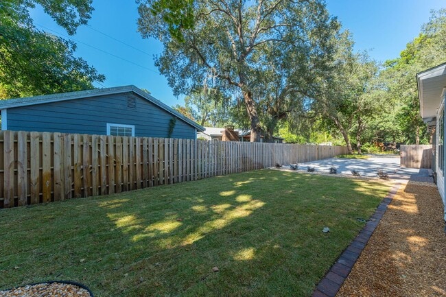 Building Photo - Peaceful Retreat! Just minutes from Niceville!