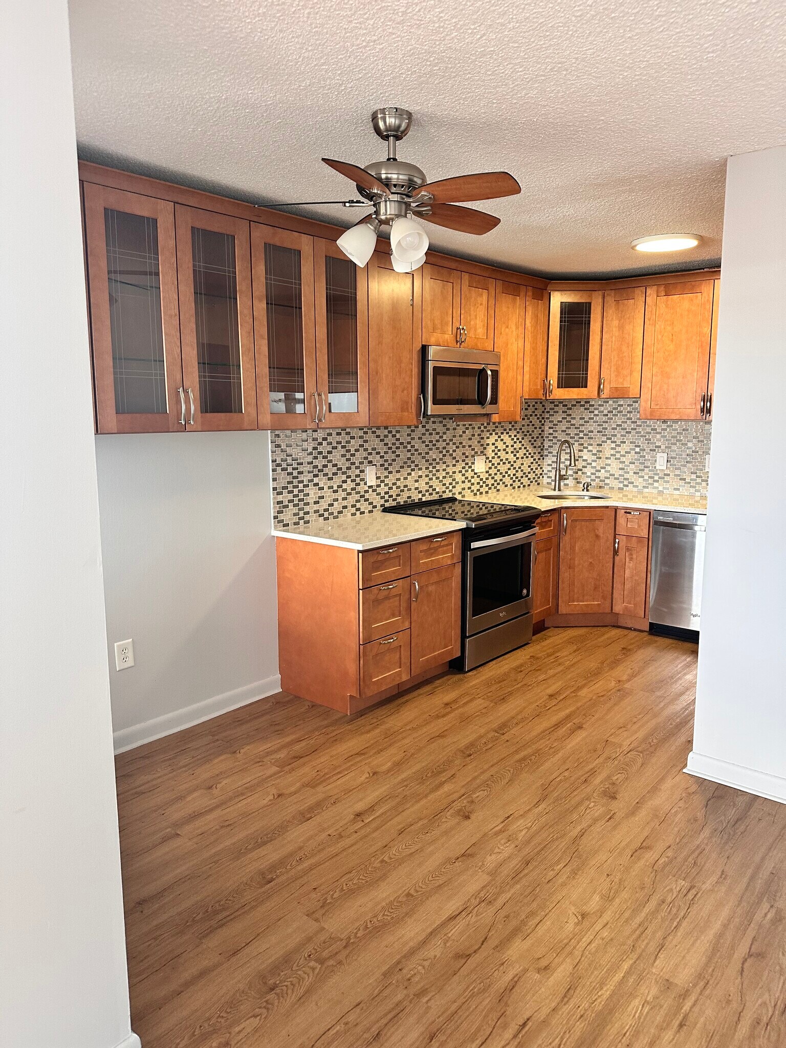 Building Photo - 300 Lynn Shore Dr