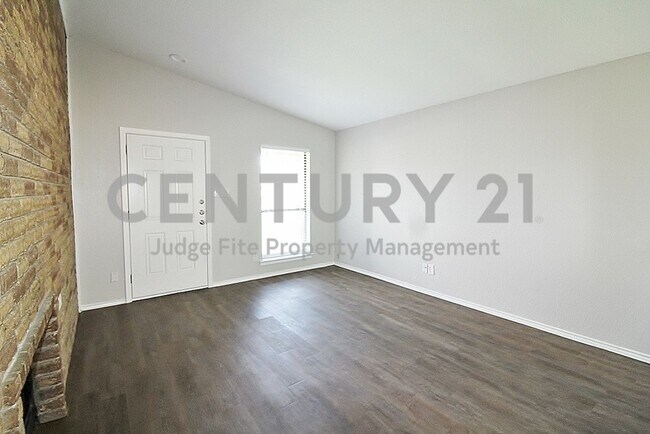 Building Photo - Nicely Updated 2/2/1 Duplex in Fort Worth ...