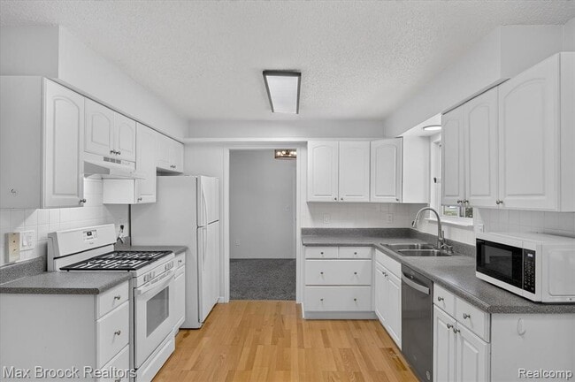 Building Photo - 2120 Daintree Ave