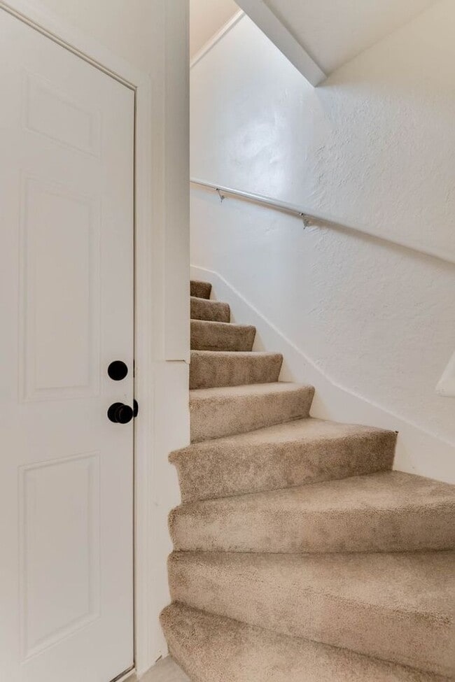 Building Photo - Beautifully Updated 4 BR/2 BA Upper-Level Duplex in Minneapolis with 2-Car Garage!