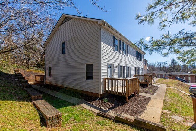 Building Photo - 3 bed 2.5 bsth