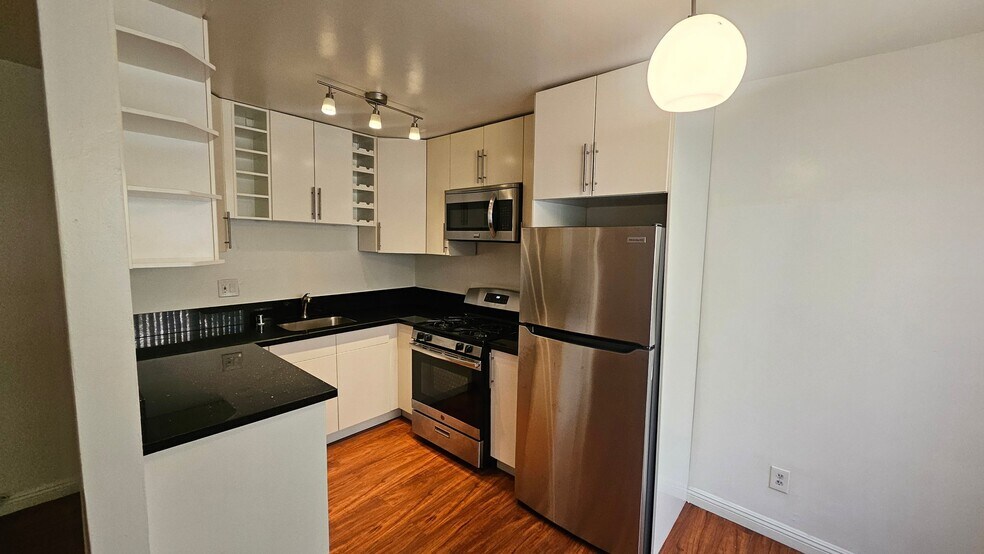Building Photo - 933 S Gramercy Dr