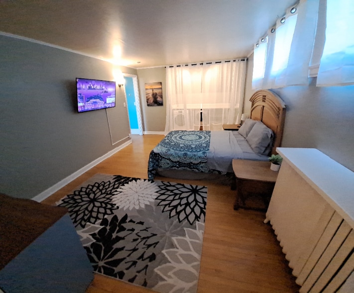 Building Photo - 1721 E 1st St