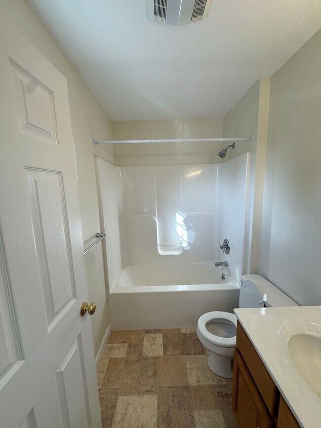 Building Photo - Spacious Townhouse in Bridgewater