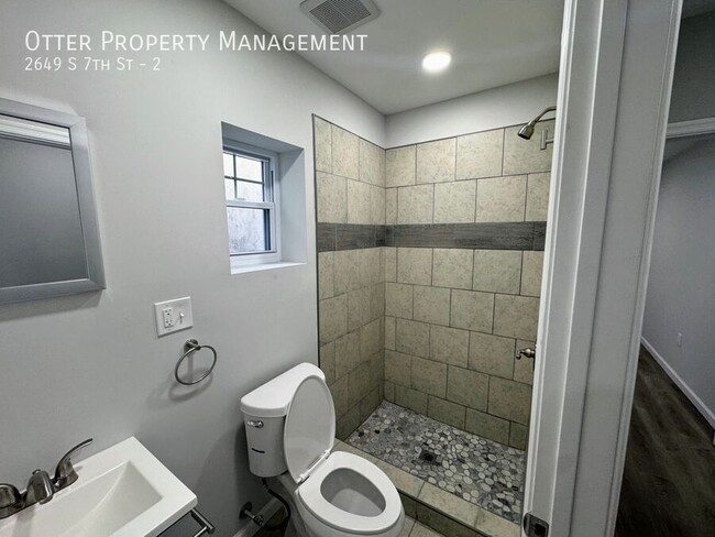 Building Photo - Charming 2BR/1BA Apartment with Hardwood F...