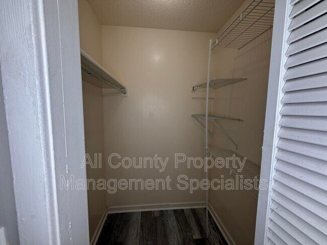 Building Photo - 1002 Creekside Wy