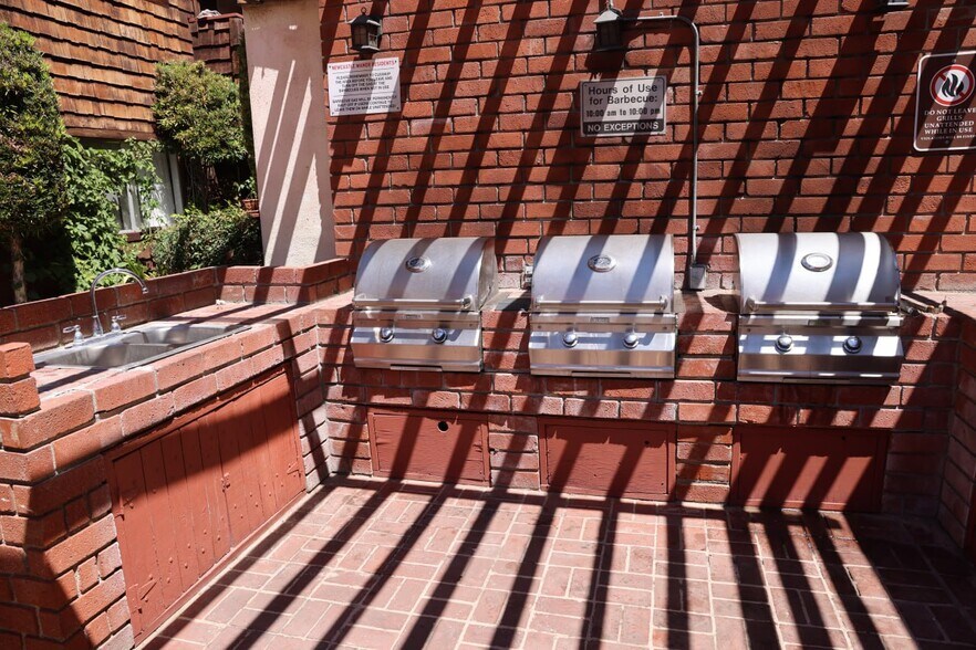 Building Photo - 5403 Newcastle Ave