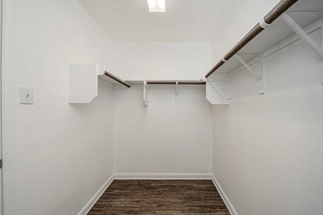 Building Photo - 525 Fallbrook Dr