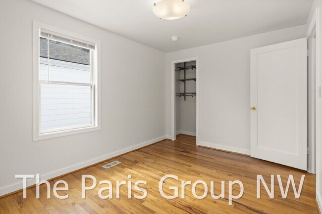 Building Photo - Delightful Magnolia 4br Remodel * Walkable Salmon Bay Location, Central Yet Quiet