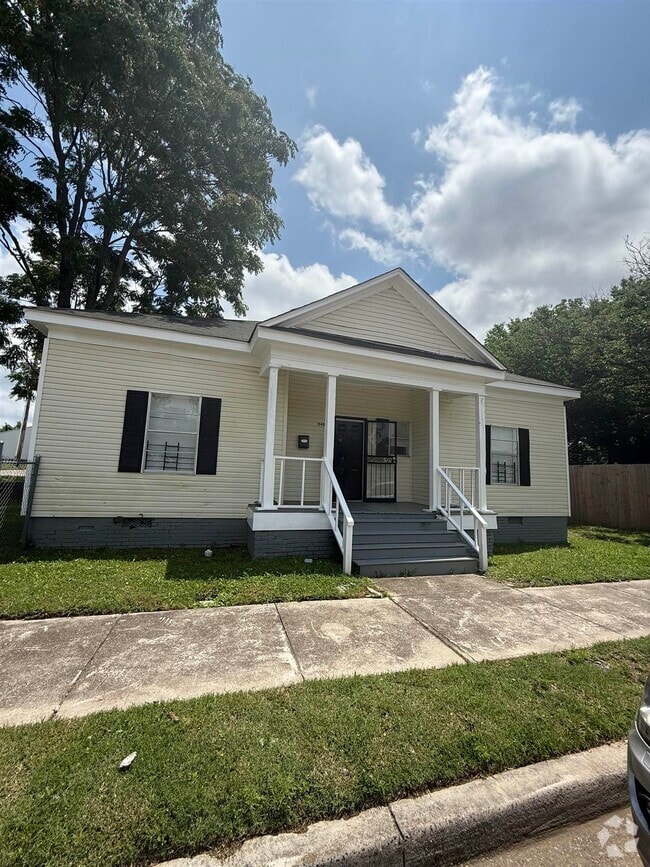 Building Photo - 840 Roland St