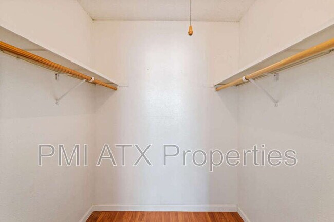Building Photo - 2124 Burton Dr