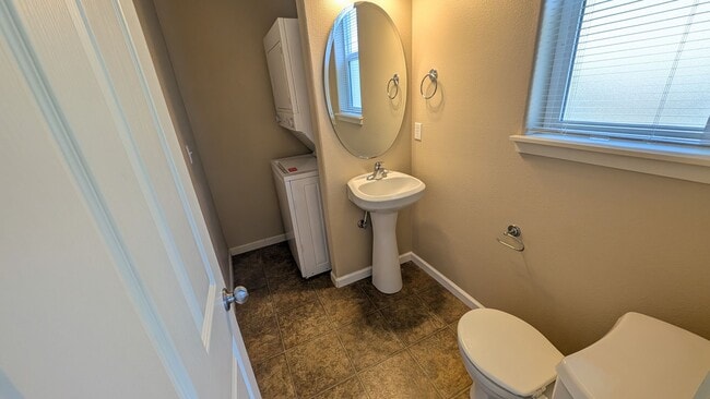 Building Photo - Great four bedroom home in Aloha!