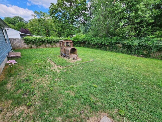 Building Photo - Spacious 3-Bedroom, 1-Bathroom Home AVAILABLE NOW!!