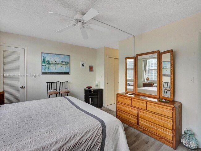 Building Photo - 3113 S Ocean Dr