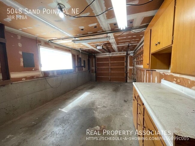 Building Photo - 5048 Sand Point Pl NE