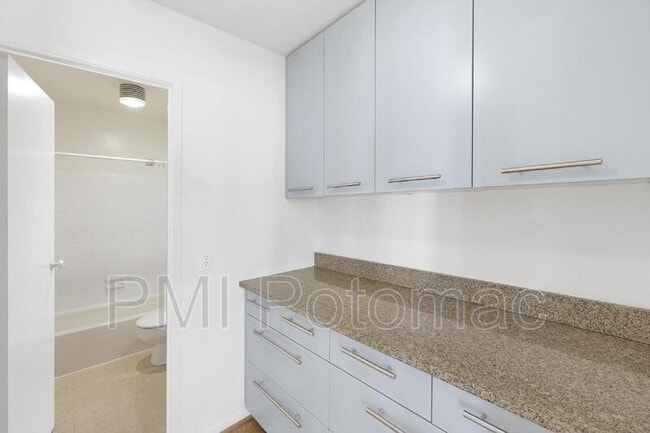 Building Photo - 10201 Grosvenor Pl