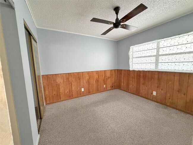 Building Photo - 1035 Country Club Dr