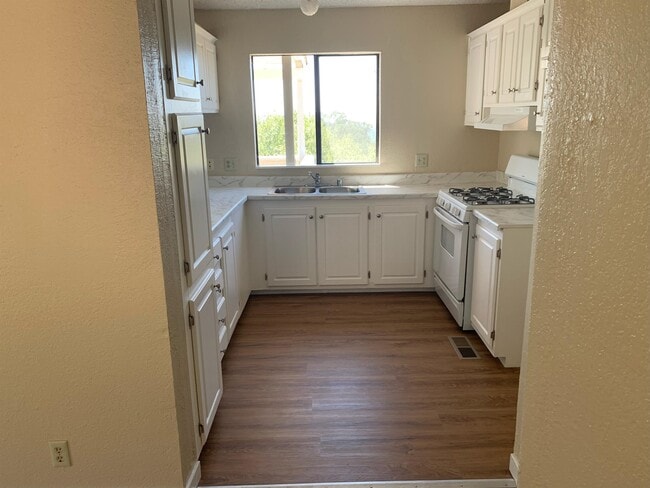 Building Photo - 4250 Woodview Ln
