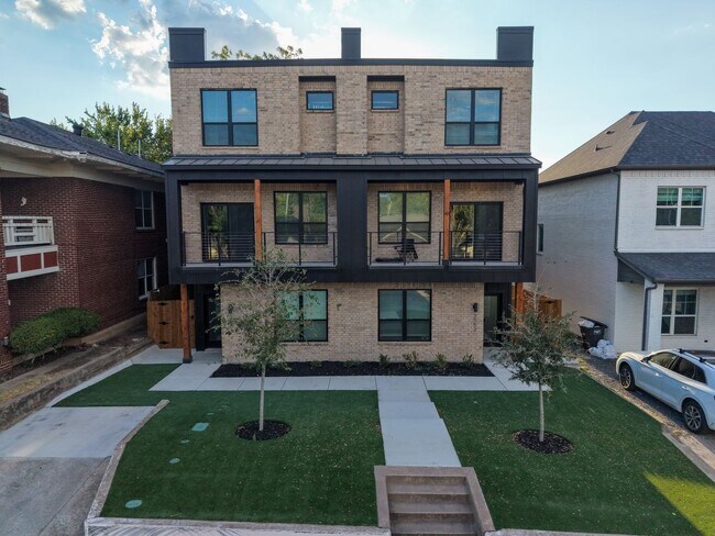 Building Photo - 2554 S University Dr