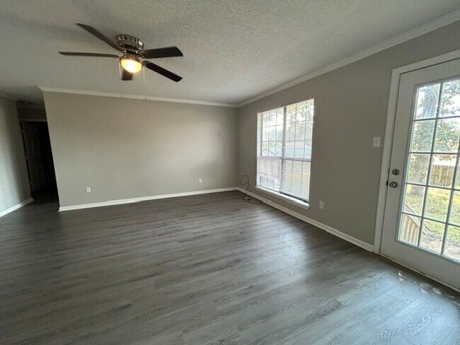 Building Photo - 121 Silverbrook Dr