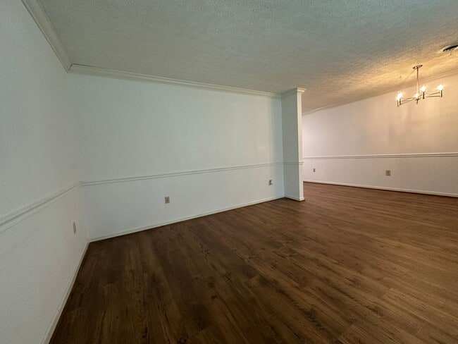 Building Photo - 2 Bedroom / 2 Bath Brick Condo - Bristol, TN