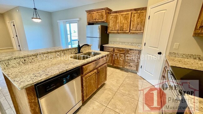 Building Photo - Gorgeous 4 bedroom, 2.5 bath home in Raymore!